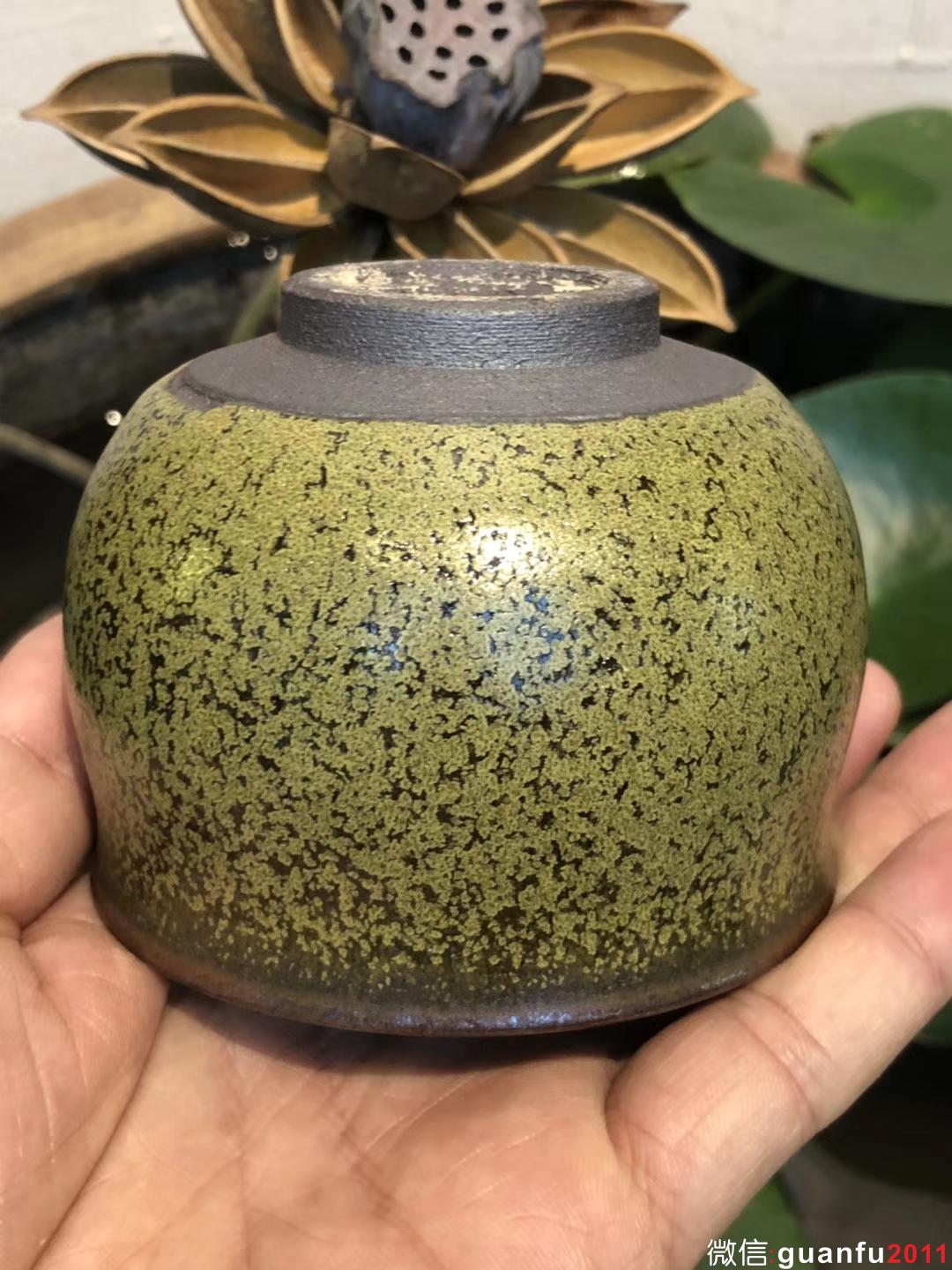 單色釉 茶綠釉 龍窯柴燒 李盞 李遠(yuǎn)興柴燒 手握杯子