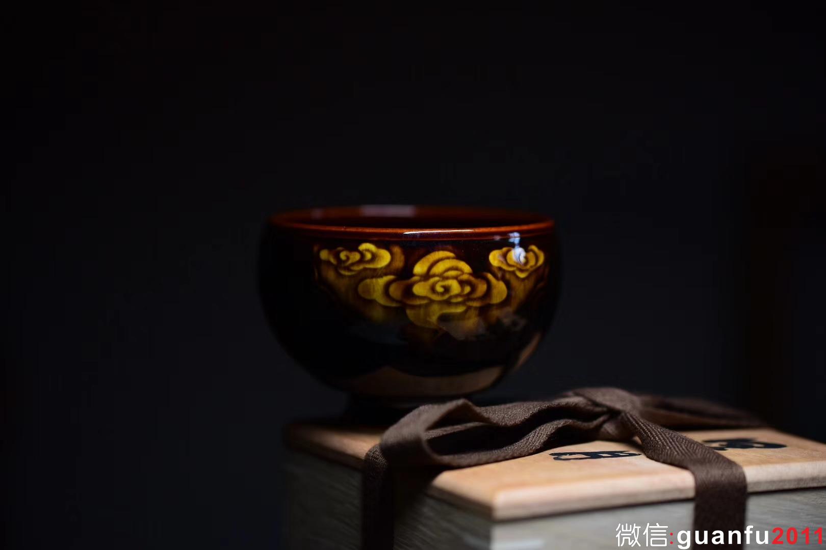 《玳瑁祥云》陰刻浮雕 口徑：9cm高：5.8cm  范澤鋒