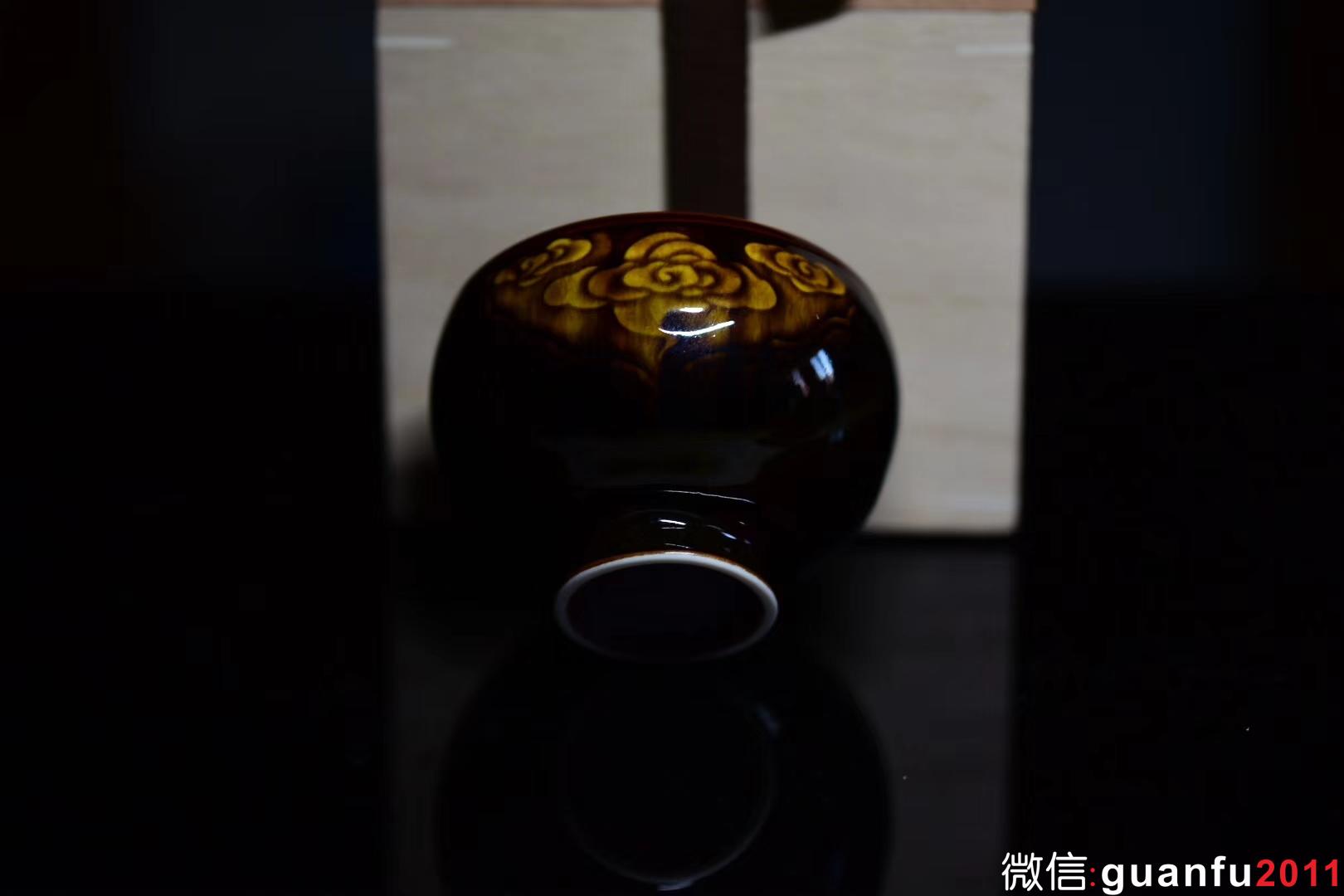 《玳瑁祥云》陰刻浮雕 口徑：9cm高：5.8cm  范澤鋒