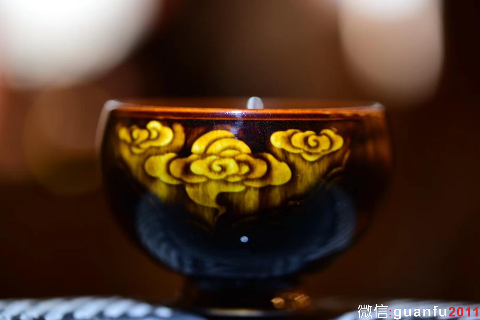 《玳瑁祥云》陰刻浮雕 口徑：9cm高：5.8cm  范澤鋒