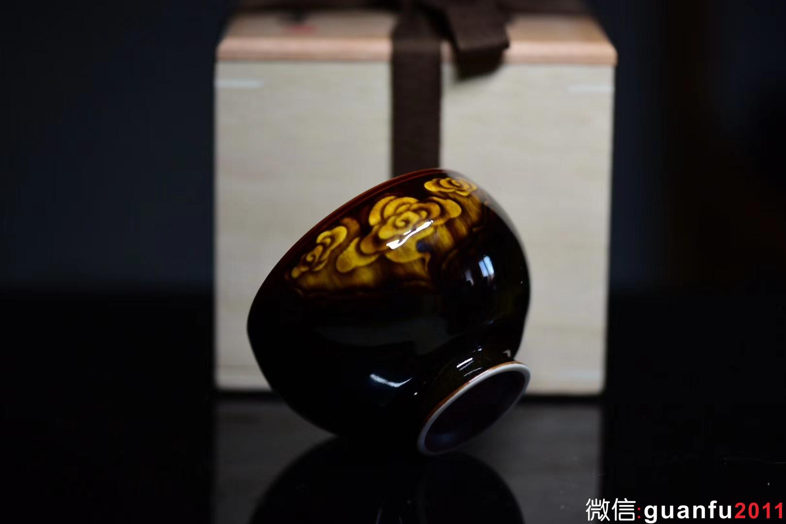 《玳瑁祥云》陰刻浮雕 口徑：9cm高：5.8cm  范澤鋒