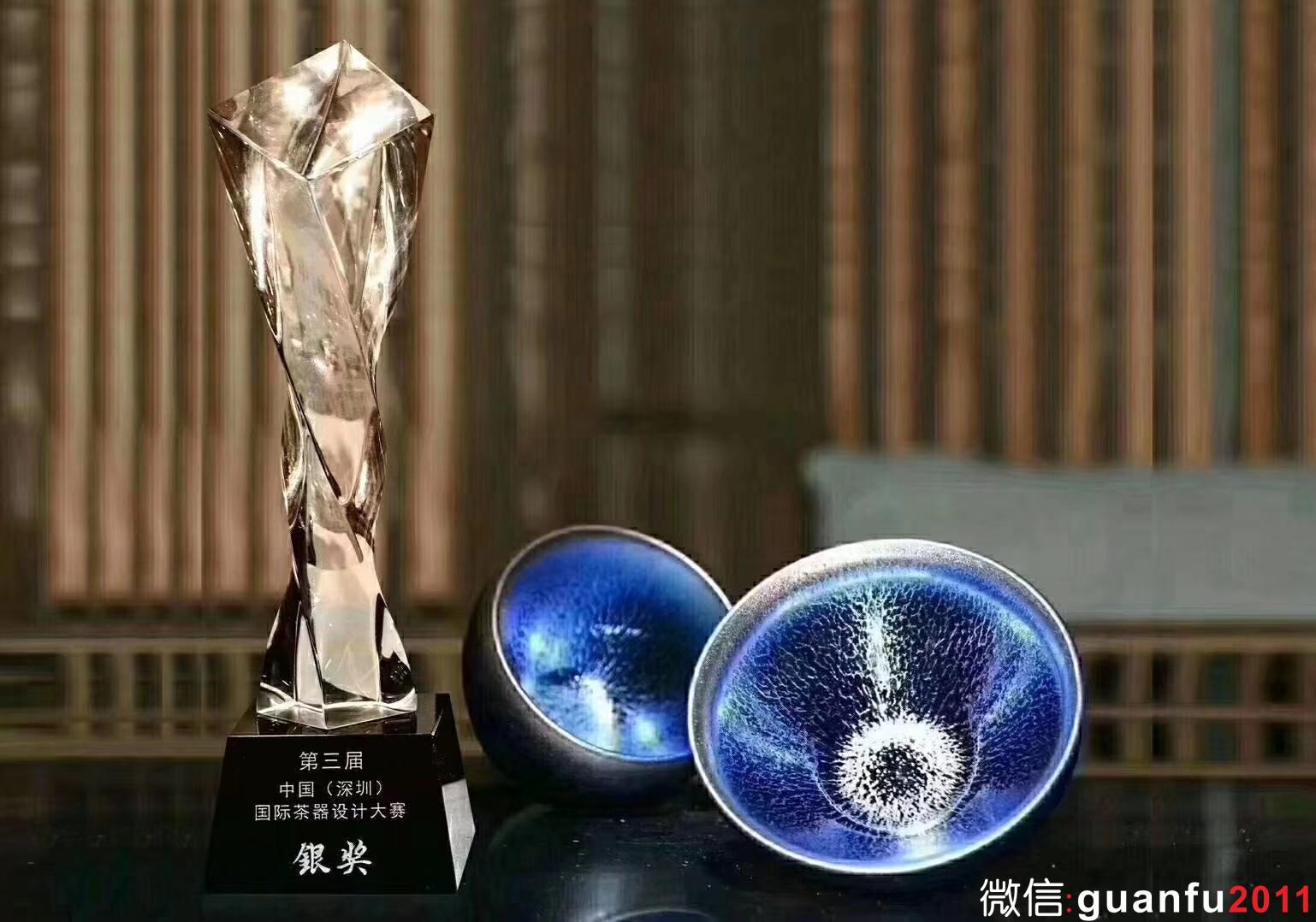 翁書(shū)杰老師 藍(lán)麒麟·心有麟惜  束口杯8.3*4.8cm 雞蛋杯6.7*5cm  釉面晶體呈現(xiàn)深邃的藍(lán)色，結(jié)晶體豐富，釉面紋理層次感分明，整體盞感獨(dú)特精致與眾不同。