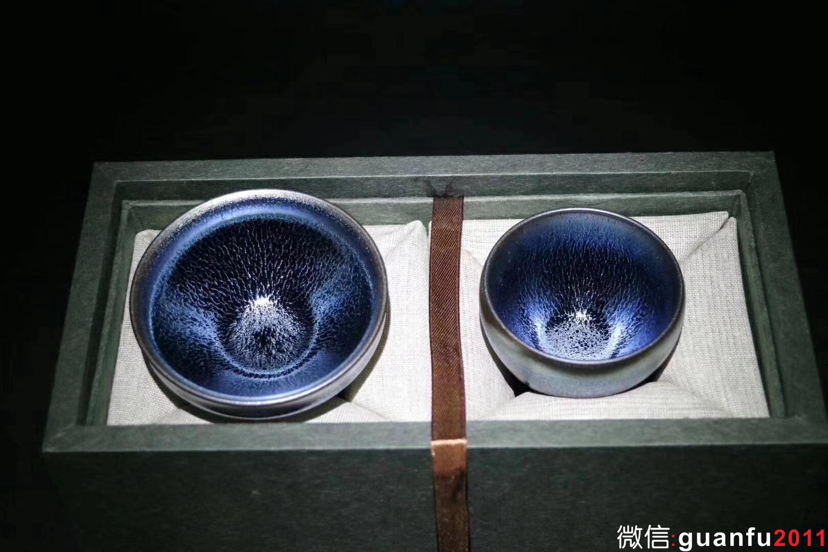 翁書(shū)杰老師 藍(lán)麒麟·心有麟惜  束口杯8.3*4.8cm 雞蛋杯6.7*5cm  釉面晶體呈現(xiàn)深邃的藍(lán)色，結(jié)晶體豐富，釉面紋理層次感分明，整體盞感獨(dú)特精致與眾不同。