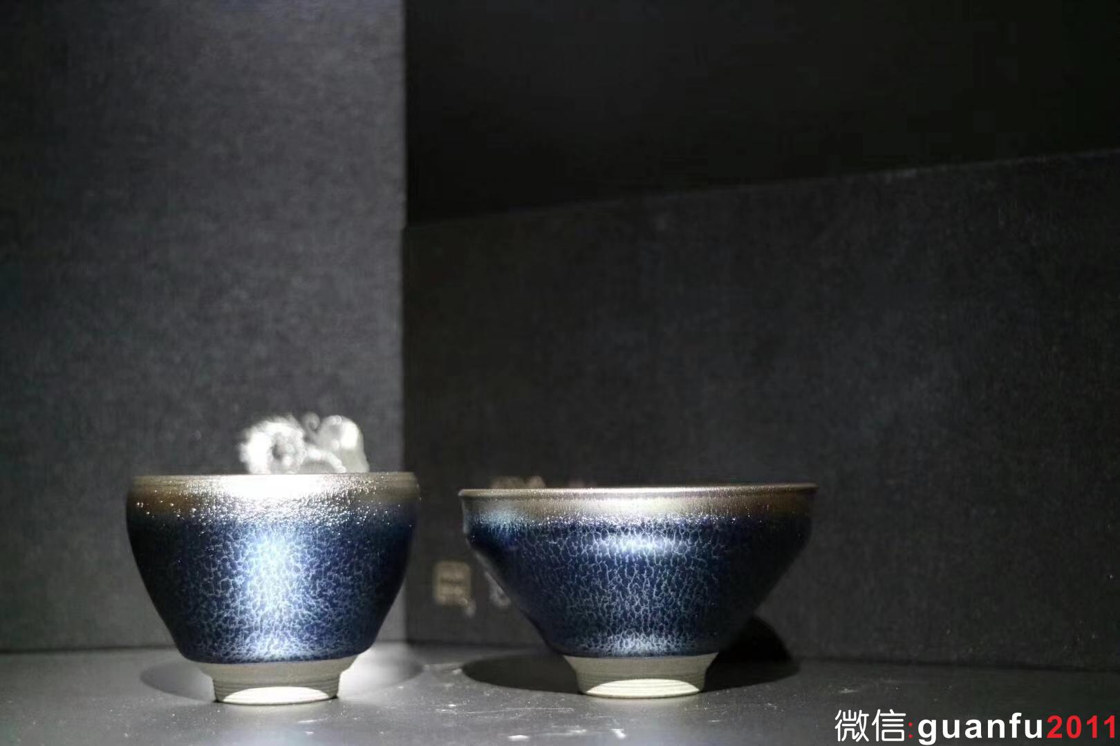 翁書(shū)杰老師 藍(lán)麒麟·心有麟惜  束口杯8.3*4.8cm 雞蛋杯6.7*5cm  釉面晶體呈現(xiàn)深邃的藍(lán)色，結(jié)晶體豐富，釉面紋理層次感分明，整體盞感獨(dú)特精致與眾不同。