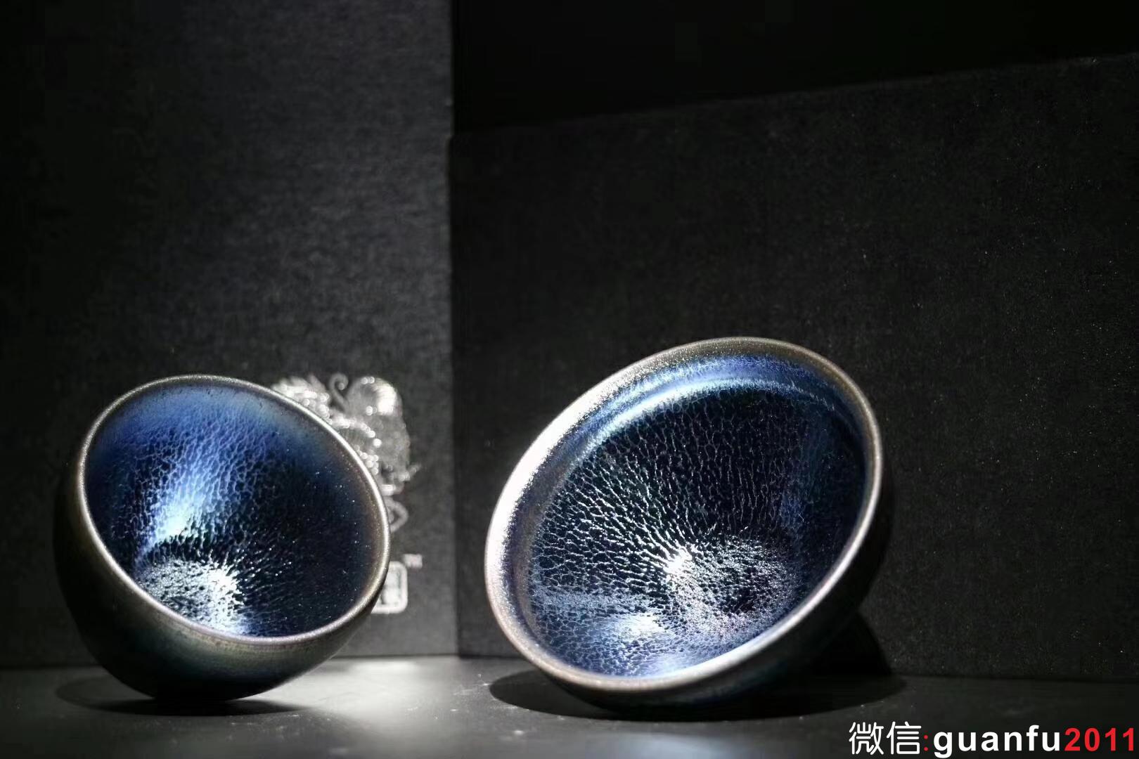 翁書(shū)杰老師 藍(lán)麒麟·心有麟惜  束口杯8.3*4.8cm 雞蛋杯6.7*5cm  釉面晶體呈現(xiàn)深邃的藍(lán)色，結(jié)晶體豐富，釉面紋理層次感分明，整體盞感獨(dú)特精致與眾不同。