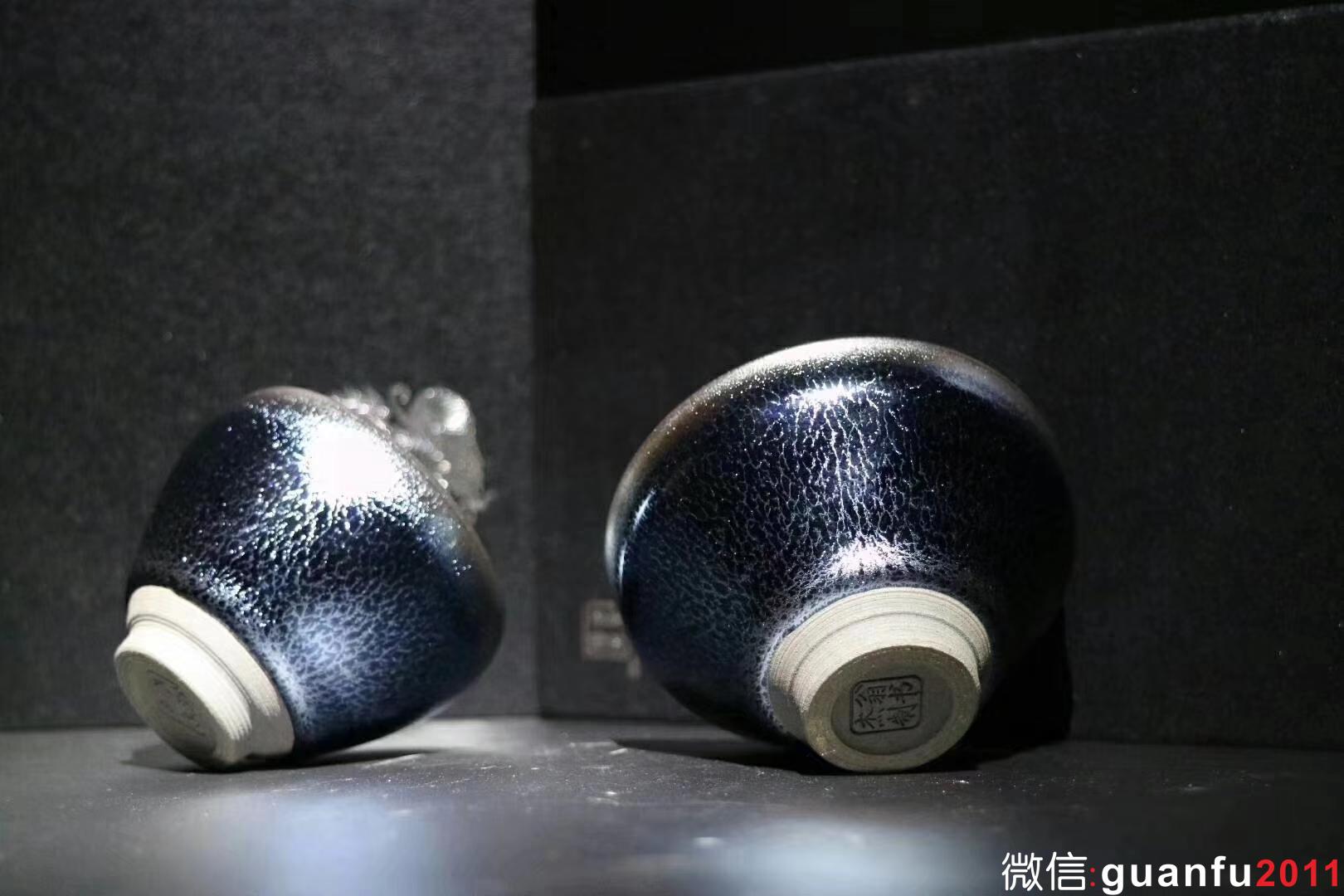 翁書(shū)杰老師 藍(lán)麒麟·心有麟惜  束口杯8.3*4.8cm 雞蛋杯6.7*5cm  釉面晶體呈現(xiàn)深邃的藍(lán)色，結(jié)晶體豐富，釉面紋理層次感分明，整體盞感獨(dú)特精致與眾不同。