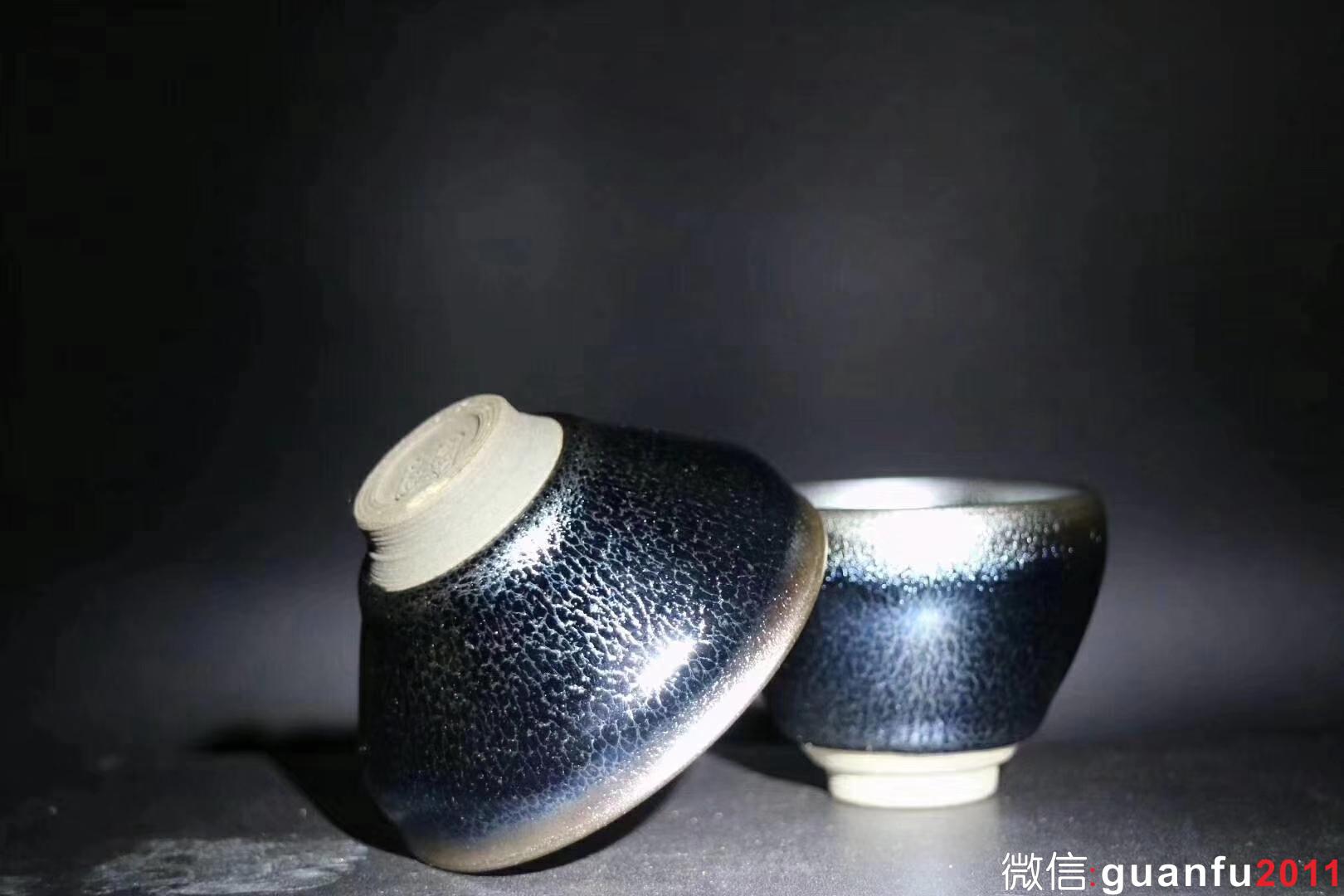 翁書(shū)杰老師 藍(lán)麒麟·心有麟惜  束口杯8.3*4.8cm 雞蛋杯6.7*5cm  釉面晶體呈現(xiàn)深邃的藍(lán)色，結(jié)晶體豐富，釉面紋理層次感分明，整體盞感獨(dú)特精致與眾不同。
