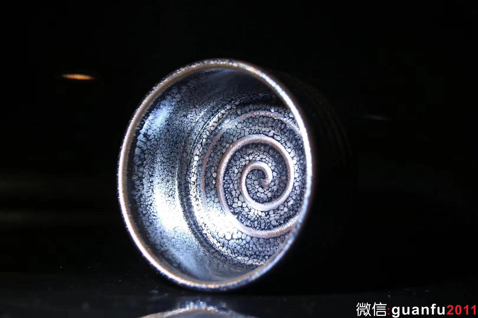 【作者】蘇天培老師 星光油滴第一人 【品名】星光油滴（無垠） 【規(guī)格】9 x 4.8 cm