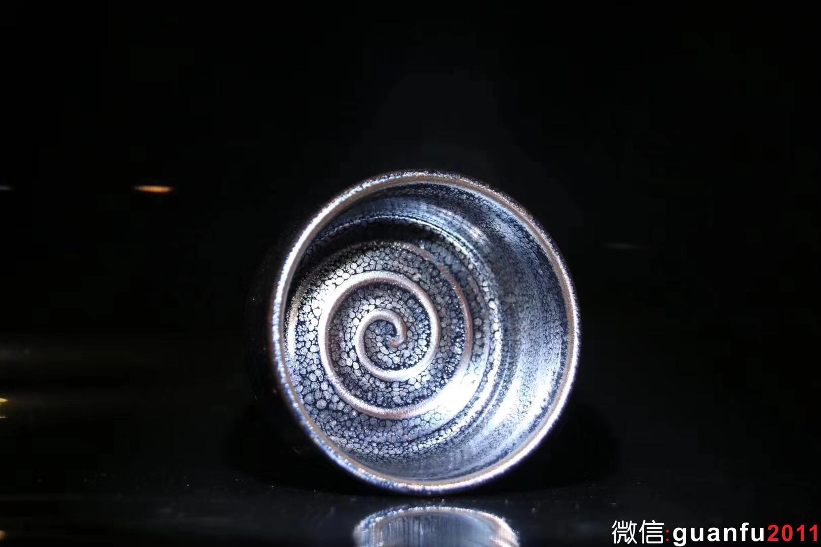 【作者】蘇天培老師 星光油滴第一人 【品名】星光油滴（無垠） 【規(guī)格】9 x 4.8 cm