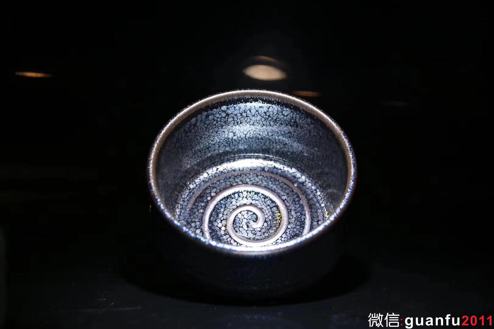 【作者】蘇天培老師 星光油滴第一人 【品名】星光油滴（無垠） 【規(guī)格】9 x 4.8 cm