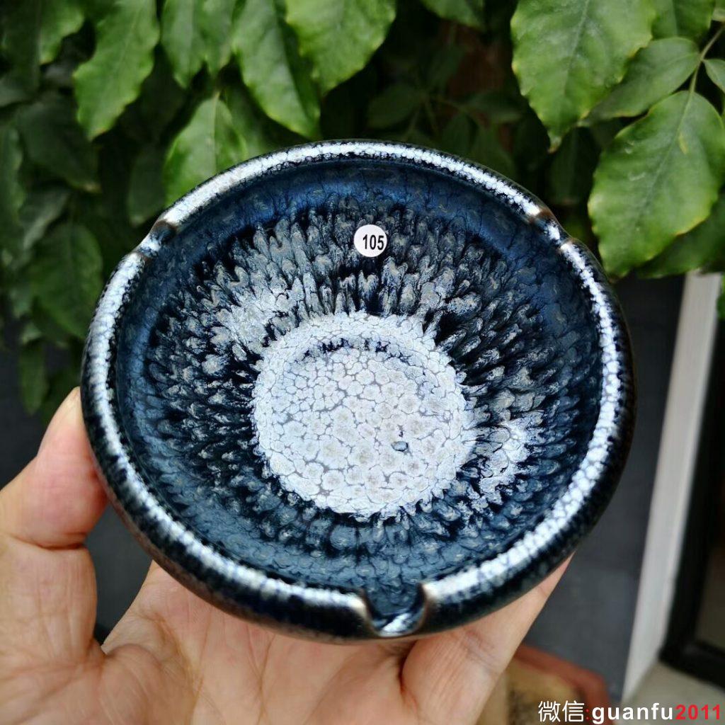 煙灰缸[呲牙]鐵胎的。