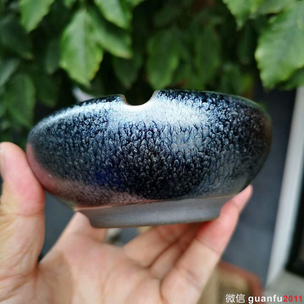 煙灰缸[呲牙]鐵胎的。