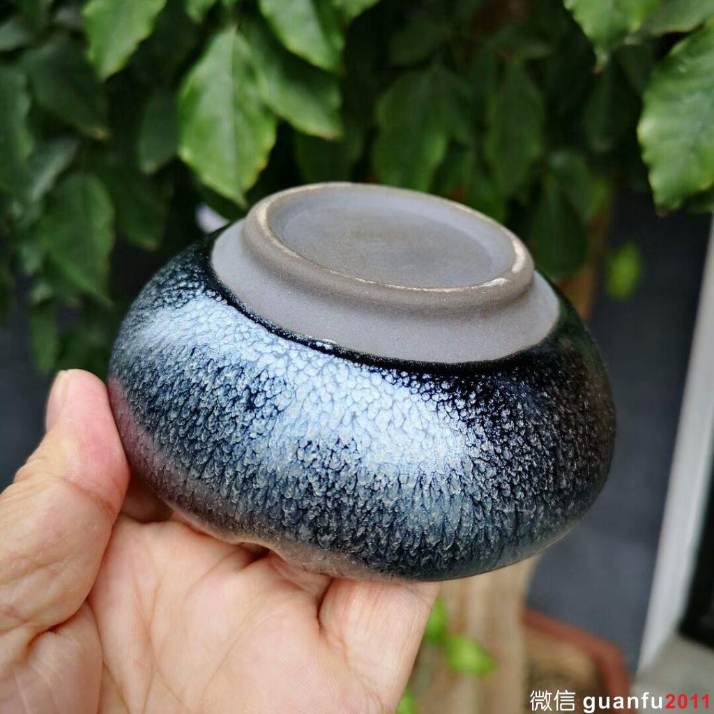 煙灰缸[呲牙]鐵胎的。