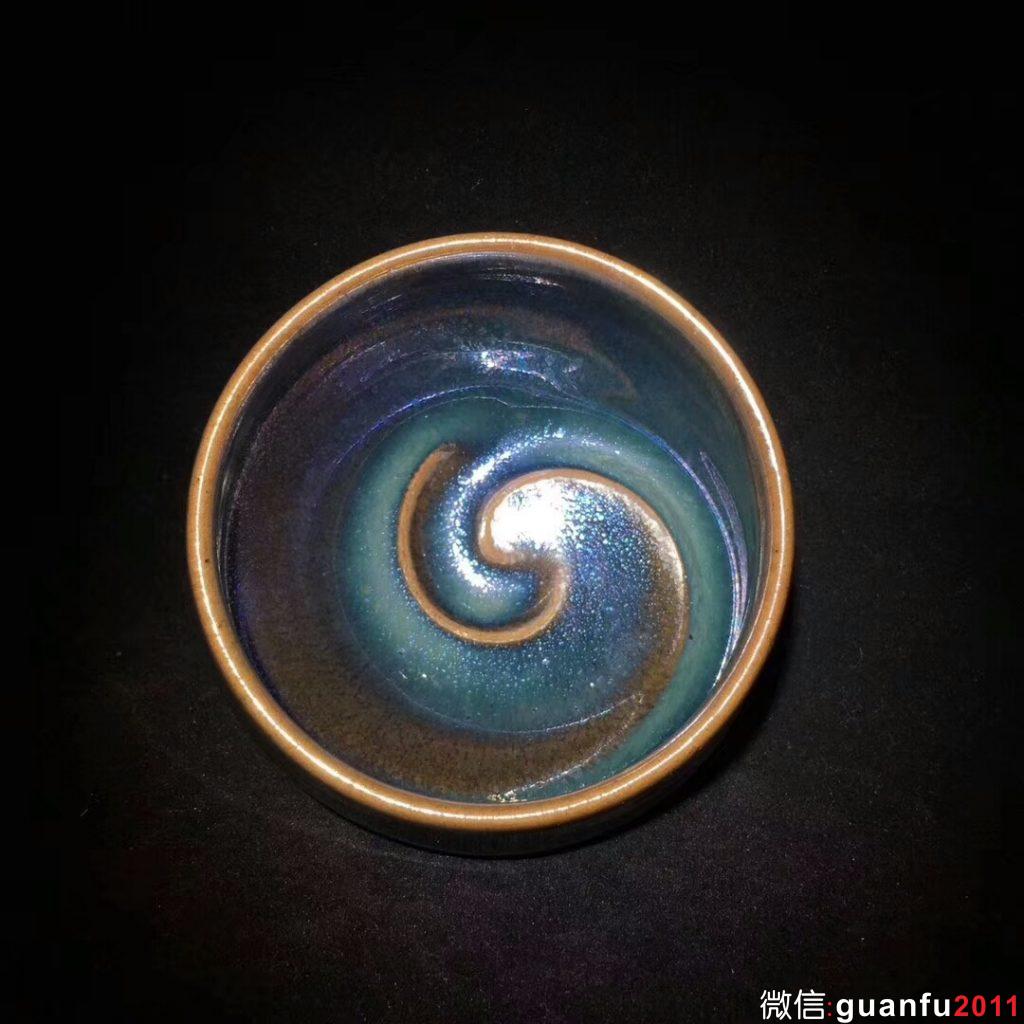 李春和師傅 的的經(jīng)典作品——（太極） 內(nèi)釉顏色為 彩曜 彩虹曜變盞