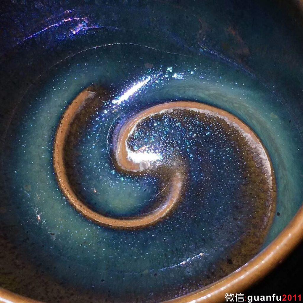 李春和師傅 的的經(jīng)典作品——（太極） 內(nèi)釉顏色為 彩曜 彩虹曜變盞