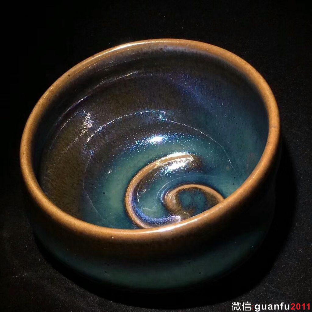 李春和師傅 的的經(jīng)典作品——（太極） 內(nèi)釉顏色為 彩曜 彩虹曜變盞