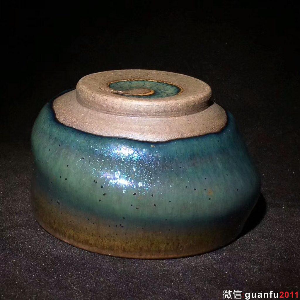 李春和師傅 的的經(jīng)典作品——（太極） 內(nèi)釉顏色為 彩曜 彩虹曜變盞