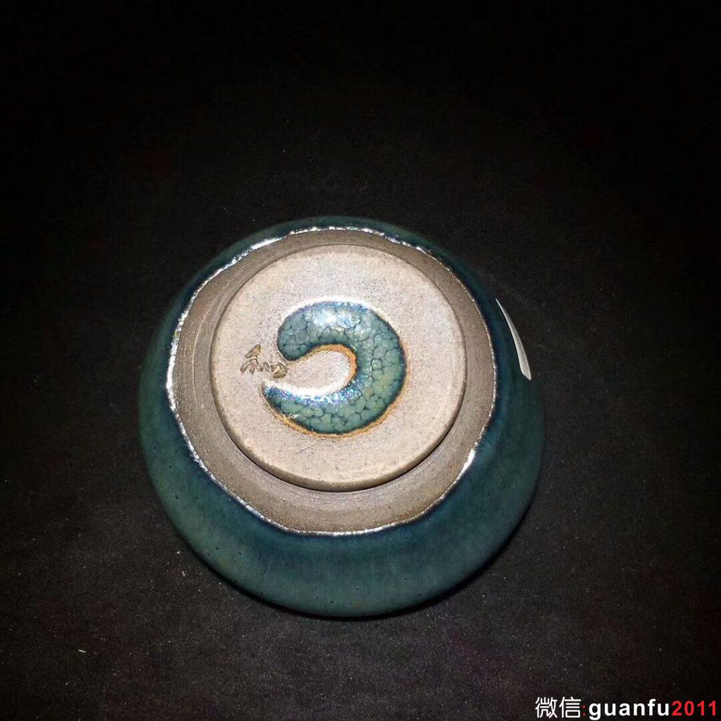李春和師傅 的的經(jīng)典作品——（太極） 內(nèi)釉顏色為 彩曜 彩虹曜變盞